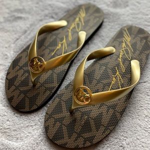 Michael Kors Women’s Gold Sandal Flip Flop Sz 7 MK Logo